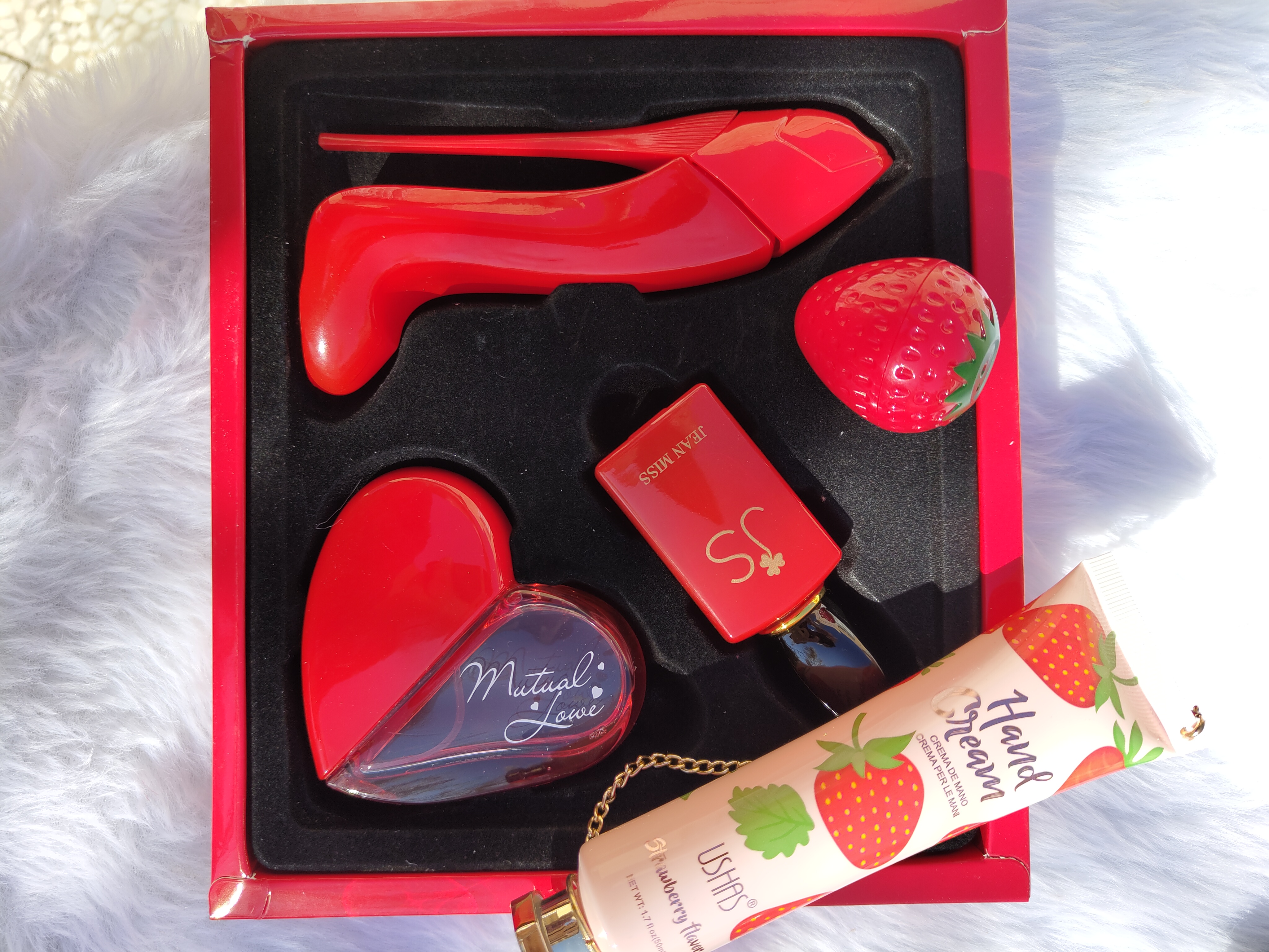 پک عطر جین میس+مرطوب کننده ی توت فرنگی+ بالم لب توت فرنگی